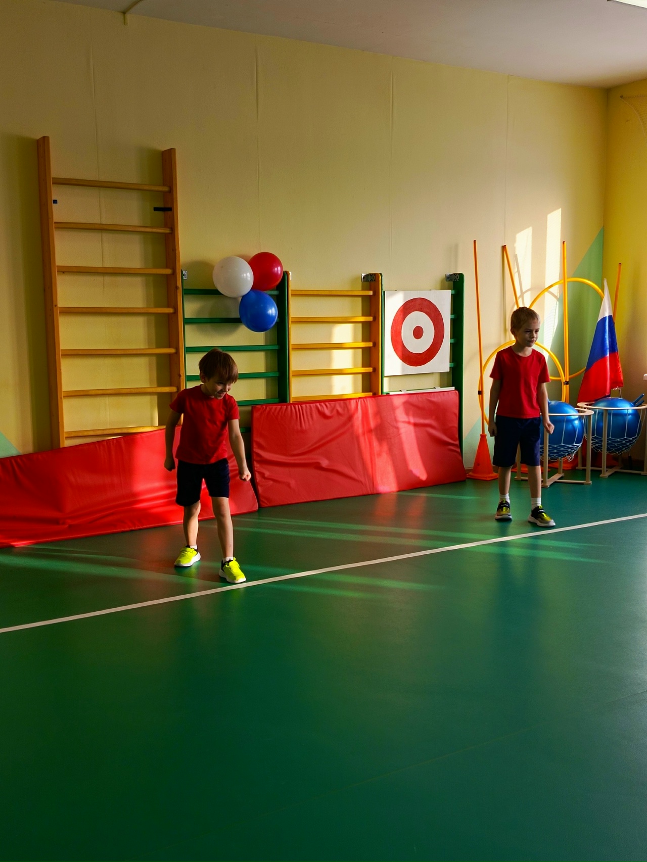 Воспитанники подготовительных групп детского сада "Радуга" приняли участие в сдаче нормативов первой ступени ВФСК "ГТО". Для них это было немного волнительно, но ребята справились с эмоциями и прошли все испытания: наклон, прыжок в длину, челночный бег и.